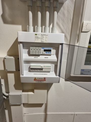 Quadro di protezione alternata QCA Città Della Pieve (PG) – Impianto fotovoltaico da 6.51 kWp con 10 kWh di accumulo – Quadro QCA