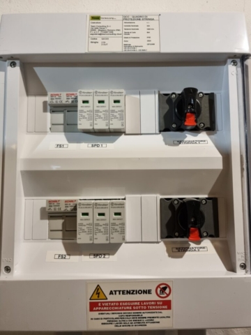 Quadro protezione continua QCC con sezionatori fusibili e scaricatore di sovratensione Città Della Pieve (PG) – Impianto fotovoltaico da 6.51 kWp con 10 kWh di accumulo – Quadro QCC
