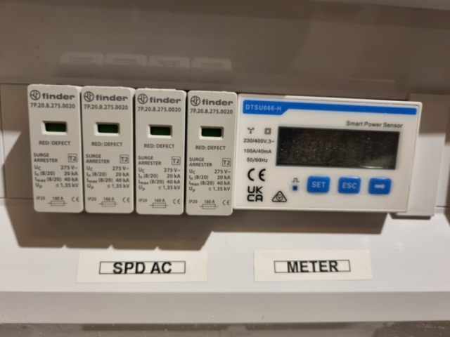 Scaricatore di sovratensione AC con meter Città Della Pieve (PG) – Impianto fotovoltaico da 6.51 kWp con 10 kWh di accumulo – Scaricatore e meter