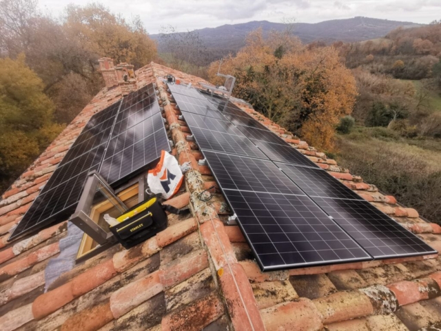 Vista generale posa moduli AIKO 465 Wp Città Della Pieve (PG) – Impianto fotovoltaico da 6.51 kWp con 10 kWh di accumulo – Vista Impianto 2