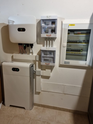 vista generale inverter 6k trifase Huawei sistema di accumulo Huawei Luna 5000 e quadri di protezione Città Della Pieve (PG) – Impianto fotovoltaico da 6.51 kWp con 10 kWh di accumulo – vista generale inverter