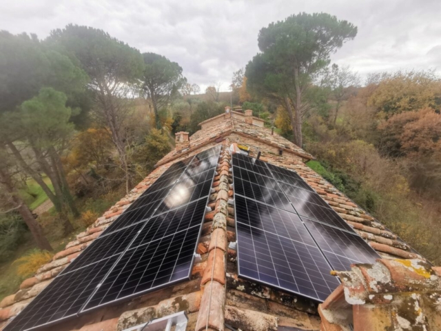 Vista generale moduli AIKO 465 Città Della Pieve (PG) – Impianto fotovoltaico da 6.51 kWp con 10 kWh di accumulo – vista impianto 1