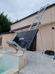 Movimentazione moduli fotovoltaici in cantiere Impianto fotovoltaico Gaeta Moduli con scala elettrica in sicurezza