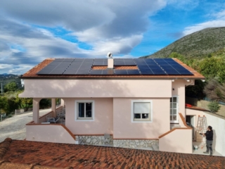 Vista generale impianto fotovoltaico Impianto fotovoltaico Gaeta moduli Aiko inverter Huawei accumulo Huawei Luna 7000